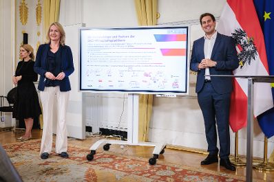 Am 14. Juli 2026 gab Staatssekret&auml;r Alexander Pr&ouml;ll (r.) eine Pressekonferenz anl&auml;sslich der Unterzeichnung des Pakts f&uuml;r Digitale Kompetenzen.