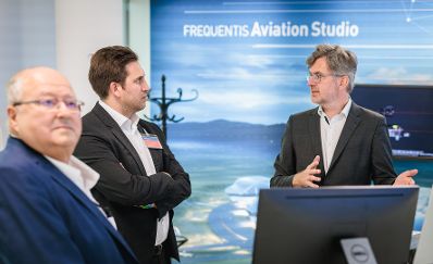 Am 15. Juli 2026 besuchte Staatssekret&auml;r Alexander Pr&ouml;ll (2.v.l.) die Frequentis AG in Wien.