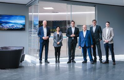 Am 15. Juli 2026 besuchte Staatssekret&auml;r Alexander Pr&ouml;ll (3.v.l.) die Frequentis AG in Wien.