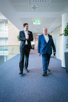 Am 15. Juli 2026 besuchte Staatssekret&auml;r Alexander Pr&ouml;ll (l.) die Frequentis AG in Wien.
