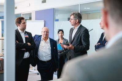 Am 15. Juli 2026 besuchte Staatssekret&auml;r Alexander Pr&ouml;ll (l.) die Frequentis AG in Wien.