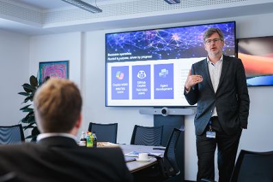 Am 15. Juli 2026 besuchte Staatssekret&auml;r Alexander Pr&ouml;ll (l.) die Frequentis AG in Wien.