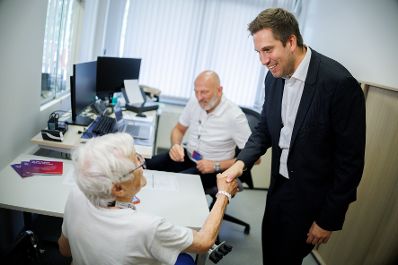 Am 15. Juli 2026 nahm Staatssekret&auml;r Alexander Pr&ouml;ll (r.) an der ID Austria Servicetour 2026 in der Rehaklinik Laab im Walde teil.