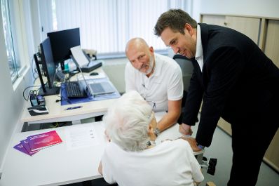 Am 15. Juli 2026 nahm Staatssekret&auml;r Alexander Pr&ouml;ll (r.) an der ID Austria Servicetour 2026 in der Rehaklinik Laab im Walde teil.