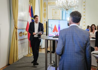 Am 20. Juli 2026 lud Staatssekret&auml;r Alexander Pr&ouml;ll (l.) im Rahmen von der Public AI Initiative Bundesbedienstete, zur Pr&auml;sentation von GovGPT ins Bundeskanzleramt ein.