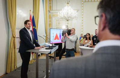 Am 20. Juli 2026 lud Staatssekret&auml;r Alexander Pr&ouml;ll (l.) im Rahmen von der Public AI Initiative Bundesbedienstete, zur Pr&auml;sentation von GovGPT ins Bundeskanzleramt ein.