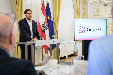 Am 20. Juli 2026 lud Staatssekret&auml;r Alexander Pr&ouml;ll (im Bild) im Rahmen von der Public AI Initiative, Bundesbedienstete zur Pr&auml;sentation von GovGPT ins Bundeskanzleramt ein.