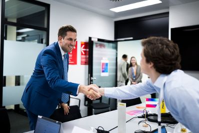 Am 23. Juli 2026 nahm Staatssekret&auml;r Alexander Pr&ouml;ll (l.) an der ID Austria Servicetour 2026 bei der Palfinger AG in Salzburg teil.