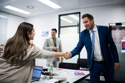 Am 23. Juli 2026 nahm Staatssekret&auml;r Alexander Pr&ouml;ll (r.) an der ID Austria Servicetour 2026 bei der Palfinger AG in Salzburg teil.