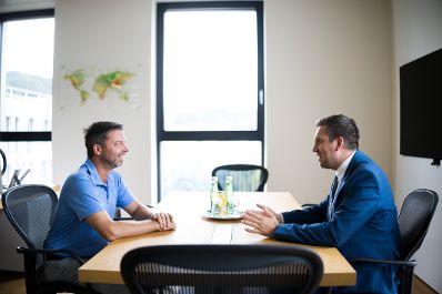 Am 23. Juli 2026 nahm Staatssekret&auml;r Alexander Pr&ouml;ll (r.) an der ID Austria Servicetour 2026 bei der Palfinger AG in Salzburg teil. Im Bild mit Felix Strohbichler (l.), CFO der Palfinger AG.