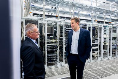 Am 28. Juli 2026 besuchte Staatssekret&auml;r Alexander Pr&ouml;ll (r.) das Notruf Service Center des &Ouml;sterreichische Wachdiensts.