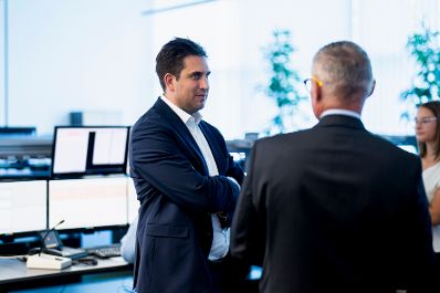 Am 28. Juli 2026 besuchte Staatssekret&auml;r Alexander Pr&ouml;ll (l.) das Notruf Service Center des &Ouml;sterreichische Wachdiensts.