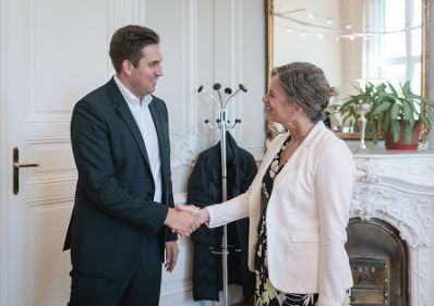 Am 29. Juli 2026 empfing Staatssekret&auml;r Alexander Pr&ouml;ll (l.) die kanadische Botschafterin Alison Grant (r.), zu einem Arbeitsgespr&auml;ch im Bundeskanzleramt.