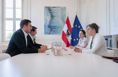 Am 29. Juli 2026 empfing Staatssekret&auml;r Alexander Pr&ouml;ll (l.) die kanadische Botschafterin Alison Grant (r.), zu einem Arbeitsgespr&auml;ch im Bundeskanzleramt.