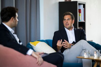 Am 30. Juli 2026 nahm Staatssekret&auml;r Alexander Pr&ouml;ll (r.) an einem Kamingespr&auml;ch zum Thema: &bdquo;Zwischen Weltpolitik und digitaler Zukunft&ldquo; mit der Jungen Wirtschaft Vorarlberg teil. Im Bild mit dem Vorsitzenden Alexander Deuring (l.).