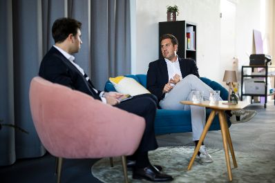 Am 30. Juli 2026 nahm Staatssekret&auml;r Alexander Pr&ouml;ll (r.) an einem Kamingespr&auml;ch zum Thema: &bdquo;Zwischen Weltpolitik und digitaler Zukunft&ldquo; mit der Jungen Wirtschaft Vorarlberg teil. Im Bild mit dem Vorsitzenden Alexander Deuring (l.).