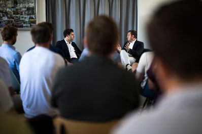 Am 30. Juli 2026 nahm Staatssekret&auml;r Alexander Pr&ouml;ll (r.) an einem Kamingespr&auml;ch zum Thema: &bdquo;Zwischen Weltpolitik und digitaler Zukunft&ldquo; mit der Jungen Wirtschaft Vorarlberg teil. Im Bild mit dem Vorsitzenden Alexander Deuring (l.).