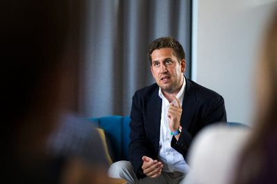 Am 30. Juli 2026 nahm Staatssekret&auml;r Alexander Pr&ouml;ll (im Bild) an einem Kamingespr&auml;ch zum Thema: &bdquo;Zwischen Weltpolitik und digitaler Zukunft&ldquo; mit der Jungen Wirtschaft Vorarlberg teil.