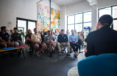 Am 30. Juli 2026 nahm Staatssekret&auml;r Alexander Pr&ouml;ll (im Bild) an einem Kamingespr&auml;ch zum Thema: &bdquo;Zwischen Weltpolitik und digitaler Zukunft&ldquo; mit der Jungen Wirtschaft Vorarlberg teil.
