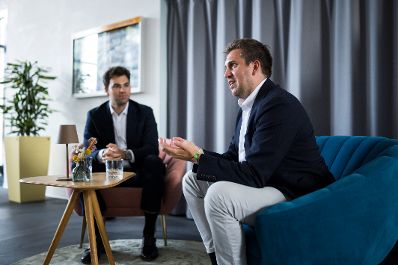 Am 30. Juli 2026 nahm Staatssekret&auml;r Alexander Pr&ouml;ll (r.) an einem Kamingespr&auml;ch zum Thema: &bdquo;Zwischen Weltpolitik und digitaler Zukunft&ldquo; mit der Jungen Wirtschaft Vorarlberg teil. Im Bild mit dem Vorsitzenden Alexander Deuring (l.).