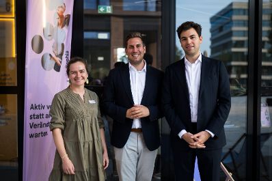 Am 30. Juli 2026 nahm Staatssekret&auml;r Alexander Pr&ouml;ll (m.) an einem Kamingespr&auml;ch zum Thema: &bdquo;Zwischen Weltpolitik und digitaler Zukunft&ldquo; mit der Jungen Wirtschaft Vorarlberg teil. Im Bild mit der Gesch&auml;ftsf&uuml;hrerin Marie-Christine H&auml;fele (l.) und dem Vorsitzenden Alexander Deuring (r.).