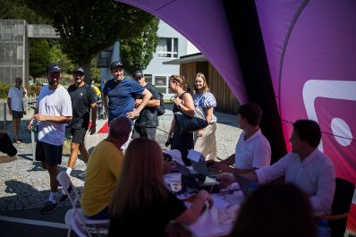 Am 30. Juli 2026 nahm Staatssekret&auml;r Alexander Pr&ouml;ll (im Bild) an der ID Austria Servicetour 2026 in Bludenz teil.