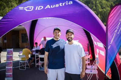 Am 30. Juli 2026 nahm Staatssekret&auml;r Alexander Pr&ouml;ll (l.) an der ID Austria Servicetour 2026 in Bludenz teil. Im Bild mit B&uuml;rgermeister Simon Tschann (r.).