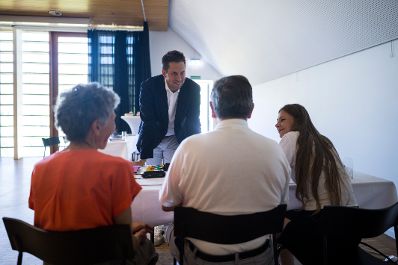 Am 30. Juli 2026 nahm Staatssekret&auml;r Alexander Pr&ouml;ll (im Bild) an der ID Austria Servicetour 2026 in N&uuml;ziders teil.