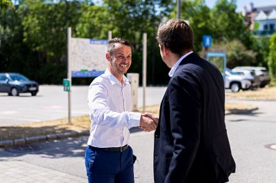 Am 15. August 2026 nahm Staatssekret&auml;r Alexander Pr&ouml;ll (r.) an der ID Austria Servicetour 2026 in Krumbach teil. Im Bild mit dem B&uuml;rgermeister Christian Stacherl (l.).