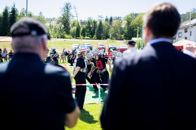 Am 15. August 2026 nahm Staatssekret&auml;r Alexander Pr&ouml;ll (r.) an der ID Austria Servicetour 2026 in Krumbach teil. Im Bild beim Vergleichsbewerb der Freiwillige Feuerwehr Krumbach.