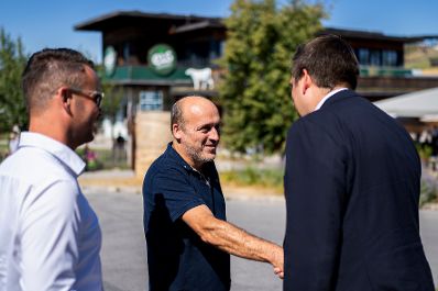 Am 15. August 2026 nahm Staatssekret&auml;r Alexander Pr&ouml;ll (r.) an der ID Austria Servicetour 2026 in Krumbach teil. Im Bild beim Besuch des Eis-Greissler Erlebnisparks in Krumbach.