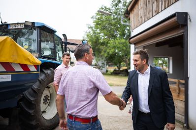 Am 19. August 2026 besuchte Staatssekret&auml;r Alexander Pr&ouml;ll (r.) im Rahmen seines Bundesl&auml;ndertages in Nieder&ouml;sterreich, den Landwirtschaftsbetrieb Steindl in Prutzendorf.
