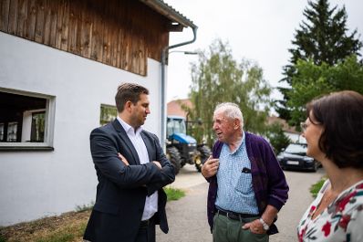Am 19. August 2026 besuchte Staatssekret&auml;r Alexander Pr&ouml;ll (l.) im Rahmen seines Bundesl&auml;ndertages in Nieder&ouml;sterreich, den Landwirtschaftsbetrieb Steindl in Prutzendorf.