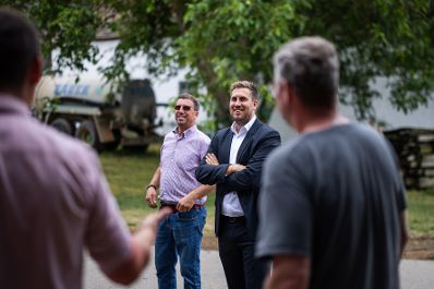 Am 19. August 2026 besuchte Staatssekret&auml;r Alexander Pr&ouml;ll (m.) im Rahmen seines Bundesl&auml;ndertages in Nieder&ouml;sterreich, den Landwirtschaftsbetrieb Steindl in Prutzendorf.