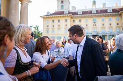 Am 19. August 2026 besuchte Staatssekret&auml;r Alexander Pr&ouml;ll (r.) im Rahmen seines Bundesl&auml;ndertages im Burgenland, die &bdquo;Wein und Genusstage 2026&ldquo; in Eisenstadt.