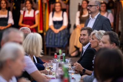 Am 19. August 2026 besuchte Staatssekret&auml;r Alexander Pr&ouml;ll (3.v.r.) im Rahmen seines Bundesl&auml;ndertages im Burgenland, die &bdquo;Wein und Genusstage 2026&ldquo; in Eisenstadt.