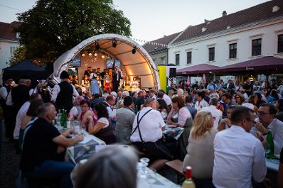 Am 19. August 2026 besuchte Staatssekret&auml;r Alexander Pr&ouml;ll (m.) im Rahmen seines Bundesl&auml;ndertages im Burgenland, die &bdquo;Wein und Genusstage 2026&ldquo; in Eisenstadt.