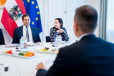 Am 21. August 2026 empfing Staatssekret&auml;r Alexander Pr&ouml;ll (l.) den slowakischen Staatssekret&auml;r im Ministerium f&uuml;r Investitionen, Regionalentwicklung und Digitalisierung Radoslav &Scaron;tef&aacute;nek (r.) zu einem Arbeitsgespr&auml;ch.