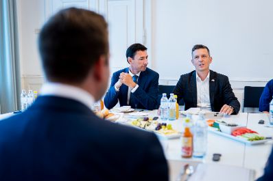Am 21. August 2026 empfing Staatssekret&auml;r Alexander Pr&ouml;ll (l.) den slowakischen Staatssekret&auml;r im Ministerium f&uuml;r Investitionen, Regionalentwicklung und Digitalisierung Radoslav &Scaron;tef&aacute;nek (r.) zu einem Arbeitsgespr&auml;ch.