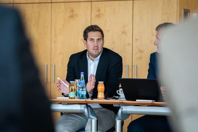 Am 27. August 2026 besuchte Staatssekret&auml;r Alexander Pr&ouml;ll (im Bild) im Rahmen seines Bundesl&auml;ndertages in Tirol, die Junge Industrie Tirol in Innsbruck. Im Bild bei einem Arbeitsgespr&auml;ch.