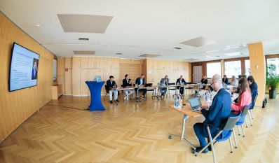 Am 27. August 2026 besuchte Staatssekret&auml;r Alexander Pr&ouml;ll (2.v.l.) im Rahmen seines Bundesl&auml;ndertages in Tirol, die Junge Industrie Tirol in Innsbruck. Im Bild bei einem Arbeitsgespr&auml;ch.