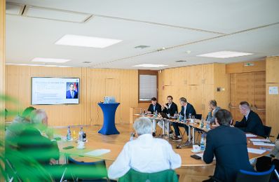 Am 27. August 2026 besuchte Staatssekret&auml;r Alexander Pr&ouml;ll (4.v.r.) im Rahmen seines Bundesl&auml;ndertages in Tirol, die Junge Industrie Tirol in Innsbruck. Im Bild bei einem Arbeitsgespr&auml;ch.