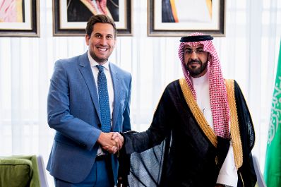 Am 31. August 2026 reise Staatssekret&auml;r Alexander Pr&ouml;ll (l.) zu einem Arbeitsbesuch nach Riad. Im Bild mit dem saudi-arabischen Deputy Minister of International Relations at Ministry of Investment Abdulmajeed Albadrani (r.).
