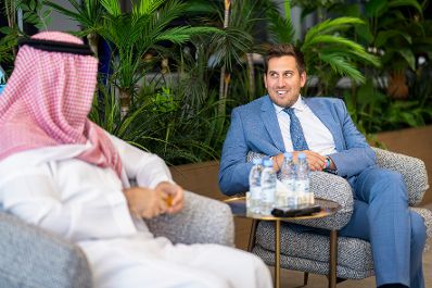 Am 31. August 2026 reise Staatssekret&auml;r Alexander Pr&ouml;ll (r.) zu einem Arbeitsbesuch nach Riad. Im Bild mit Prinz Faisal bin Bandar bin Sultan (l.), Pr&auml;sident der E-Sports Federation.