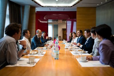 Am 3. September 2026 reiste Staatssekret&auml;r Alexander Pr&ouml;ll zu einem Arbeitsbesuch nach Berlin. Im Bild beim Treffen mit Auslands&ouml;sterreicher aus dem Bereich Digitalwirtschaft.