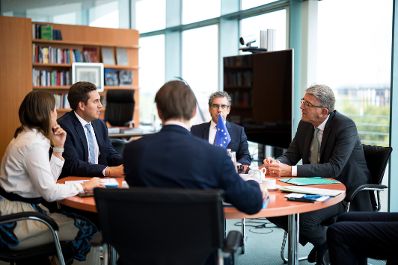Am 3. September 2026 reiste Staatssekret&auml;r Alexander Pr&ouml;ll (2.v.l.) zu einem Arbeitsbesuch nach Berlin. Im Bild beim Austausch mit dem deutschen Staatsminister f&uuml;r Kultur und Medien Wolfram Weimer (r.).