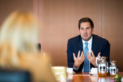 Am 3. September 2026 reiste Staatssekret&auml;r Alexander Pr&ouml;ll zu einem Arbeitsbesuch nach Berlin. Im Bild beim Treffen mit der deutschen Bundesministerin f&uuml;r besondere Aufgaben Nina Warken.