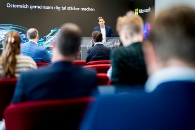 Am 7. September 2026 pr&auml;sentierte Staatssekret&auml;r Alexander Pr&ouml;ll (im Bild) gemeinsam mit Microsoft &Ouml;sterreich General Manager Hermann Erlach und dem Leiter des Wirtschaftsforschungsinstituts Economica Christian Helmenstein eine Studie zum KI-Potenzial &Ouml;sterreichs.