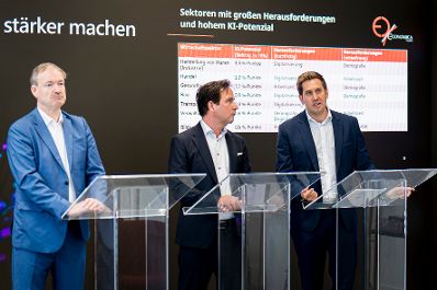 Am 7. September 2026 pr&auml;sentierte Staatssekret&auml;r Alexander Pr&ouml;ll (r.) gemeinsam mit Microsoft &Ouml;sterreich General Manager Hermann Erlach (m.) und dem Leiter des Wirtschaftsforschungsinstituts Economica Christian Helmenstein (l.) eine Studie zum KI-Potenzial &Ouml;sterreichs.