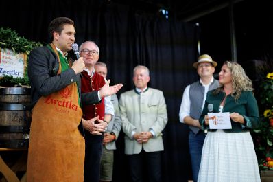 Am 12. September 2026 nahm Staatssekret&auml;r Alexander Pr&ouml;ll (l.) am ernte.dank.festival am Wiener Heldenplatz teil.
